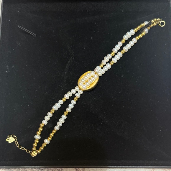Elegant Gold and White Pearl Bracelet - Picture 3 of 5